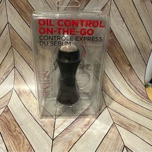 Revlon Face Roller, Oily Skin Control for Face Makeup, Oil Absorbing, Volcanic